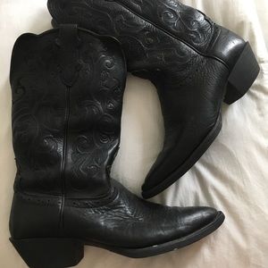 Justin’s cowboy boots in black size 8.5